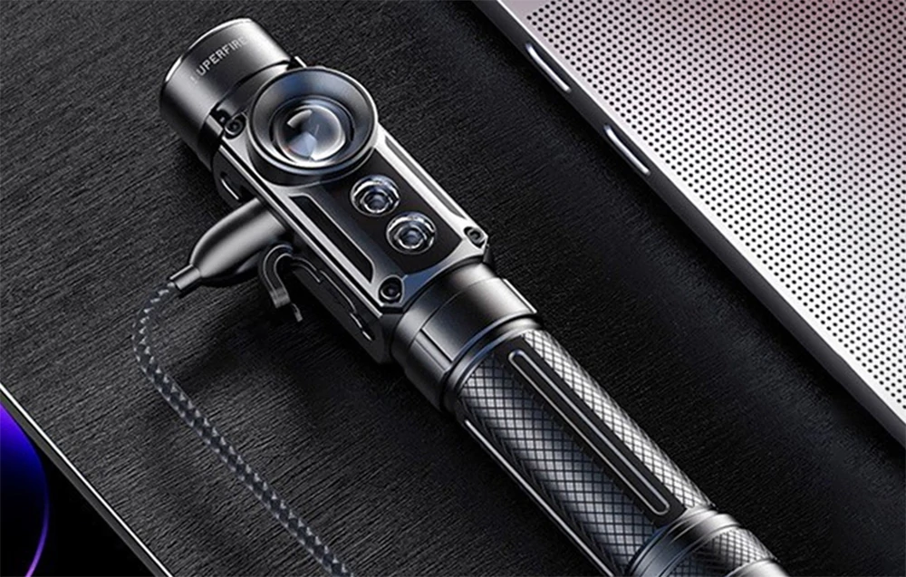 Zseblámpa Superfire J05 – 380+450 lm, 4 mód – Kompakt hordozhatóság: övkapocs és nyakpánt