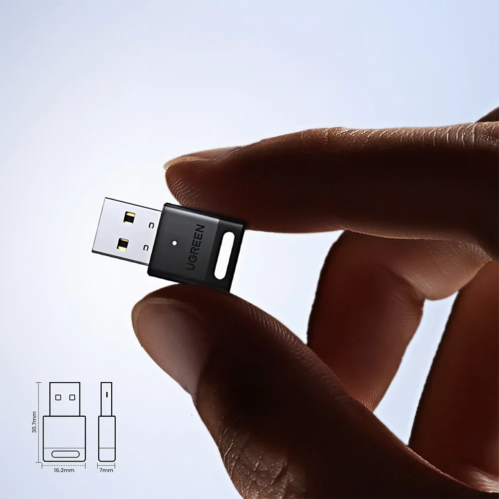 UGREEN CM748 Bluetooth adapter - kompakt méret kézben tartva