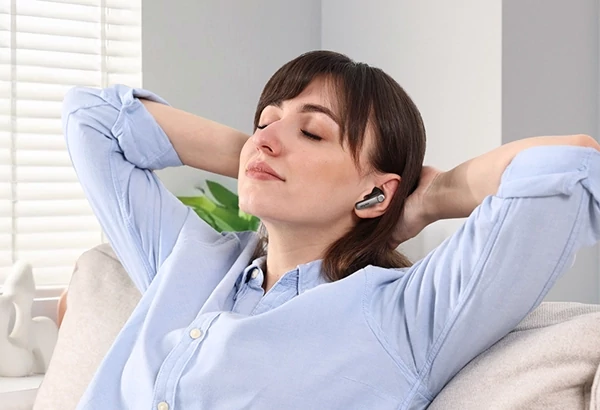 EarFun Air Pro 4+ zajszűrős fülhallgató, AI fordítással, 54 órás üzemidővel, LDAC, Auracast, Bluetooth 6.0 - Fekete