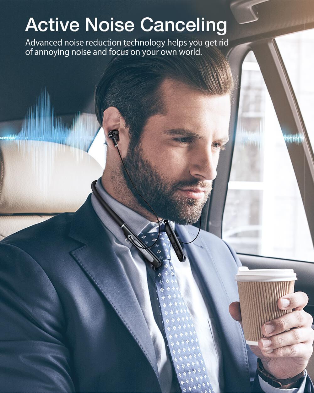 Férfi az autóban aktív zajszűrős BlitzWolf® BW-ANC2 Bluetooth 5 fülhallgatót visel